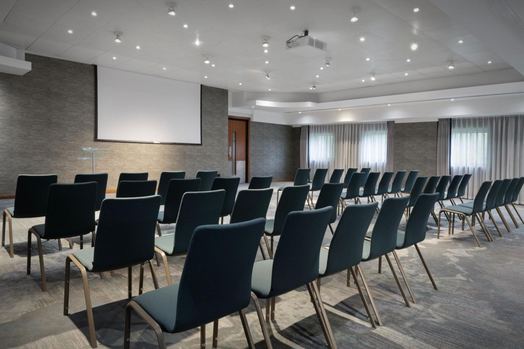 Hotel Delta By Marriott Manchester Airport 4*